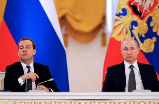 Präsident Wladimir Putin (rechts) schlägt den bisherigen Regierungschef Dmitri Medwedew für eine erneute Kandidatur vor. Foto: POOL