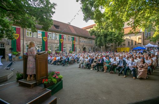 Verena Bentele sprach vor mehreren Hundert Menschen beim Auftakt des Esslinger Schwörfestes über den „Preis der Ungleichheit“ und meinte damit die Armut. Foto: Roberto Bulgrin/bulgrin