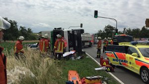 Rettungskräfte bergen am Dienstagmittag den Fahrer eines umgestürzten Sattelzugs auf der L1100 bei Remseck am Neckar. Foto: www.7aktuell.de |