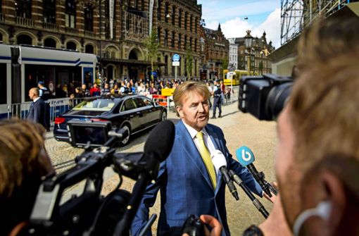 König Willem-Alexander stellt sich den Fragen der Reporter. Foto: //Koen van Weel