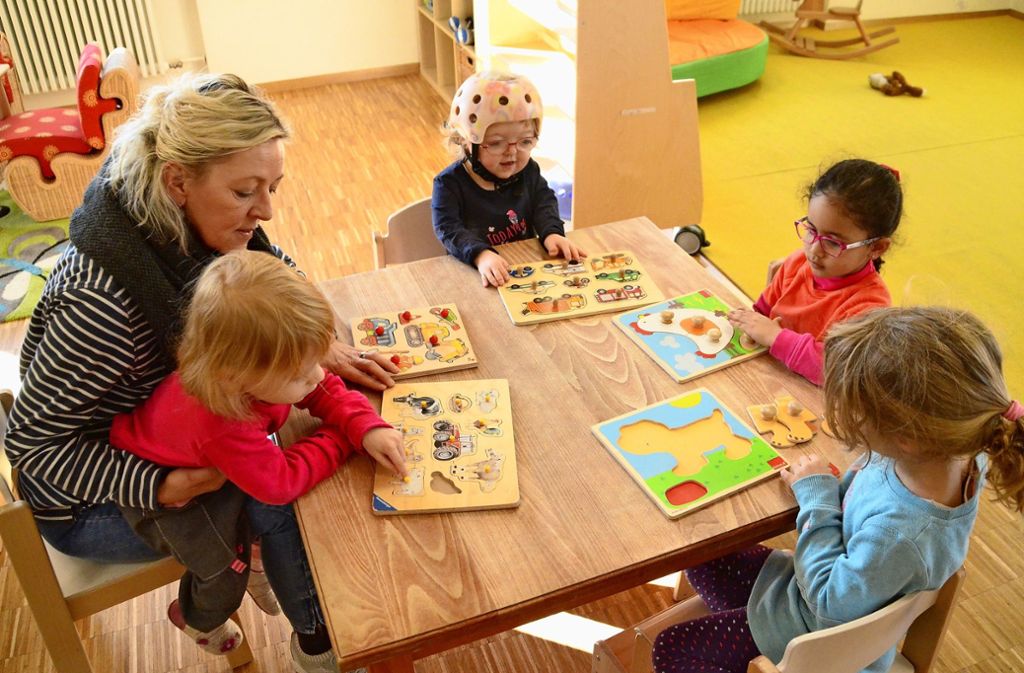 Kitaleiterin Antje Strohmeyer puzzelt mit den Kindern in der inklusiven Kita am Wallgraben. Foto: Sandra Hintermayr