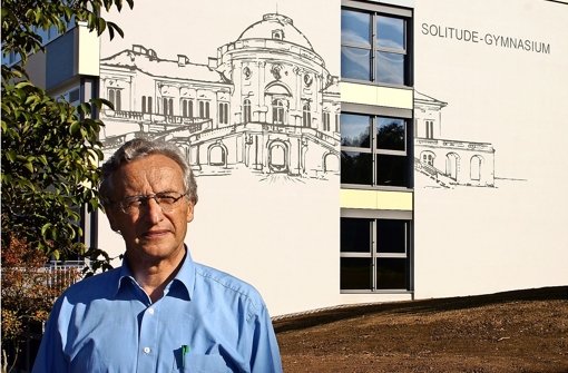 Rektor Bruno Stegmüller vor seiner renovierten Schule Foto: Archiv Leonie Schüler
