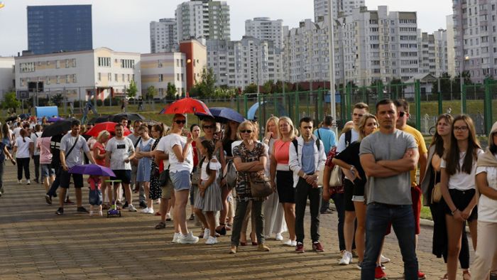 Belarus-Wahl beendet - Zu wenig Stimmzettel für wartende Bürger