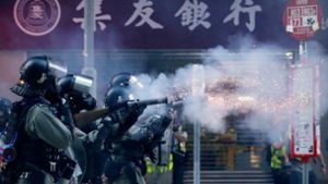 Die Proteste in Hongkong sind nach dem Tod eines Studenten erneut entflammt – wieder ziehen Polizisten ihre Waffen.(Archivbild) Foto: dpa/Dita Alangkara
