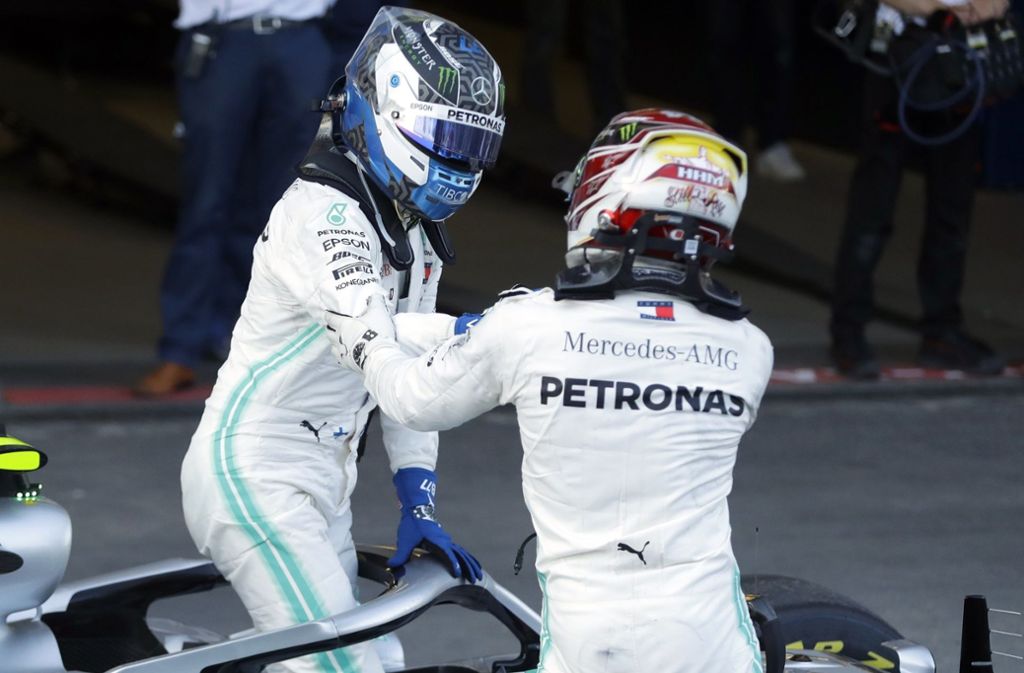 Die Fahrerpaarung: Lewis Hamilton ist der Frontmann, und Valtteri Bottas sein Kollege mit Niveau – in dieser Saison zeigt der Finne jedenfalls, was er draufhat. Bottas möchte in diesem Jahr richtig angreifen – und damit auch Hamilton gefährlich werden. Das wiederum puscht den Briten. Zwischen ihm und Bottas ist es trotzdem offenbar noch nicht zu ernsthaften Streitereien gekommen. Der chronische „Beziehungsstress“ zwischen Hamilton und Nico Rosberg ging den Mitarbeitern im Team oft auf die Nerven  und an die Substanz. Im Vergleich zu Rosberg ist Bottas ein pflegeleichter Zeitgenosse. „Ich freue mich sehr über dieses Ergebnis und für Valtteri, der nach seinem Pech aus dem Vorjahr seine offene Rechnung mit Baku begleichen konnte“, sagt Toto Wolff und lobt darüberhinaus den von gegenseitigen Respekt geprägten Zweikampf seiner Piloten. Hamilton aber bleibt nach wie vor der extrovertierte Superstar mit Rapper-Attitüde, für den sich vor allem die jüngeren Arbeiter in den  britischen Rennfabriken zerreißen. Und der dankt es ihnen:  mit sehr viel Lob.