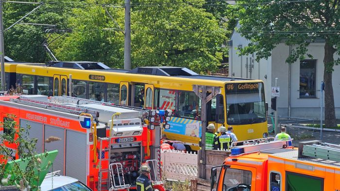 Stadtbahn erfasst 68-Jährigen – mehrere Verletzte