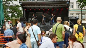 Die Livemusik zieht am Abend immer mehr Besucherinnen und Besucher vor die Bühne. Foto: Lichtgut/Leif Piechowsk/i