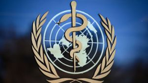 Das Logo der WHO – sie schätzt, dass bereits zehn Prozent der Weltbevölkerung mit dem Virus infiziert gewesen sein könnten. Foto: AFP/FABRICE COFFRINI