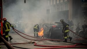 In der Innenstadt brennen Fahrzeuge