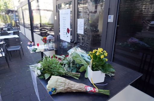 Vor dem Tatort wurden Blumen niedergelegt, viele Stuttgarter sind über das Geschehene entsetzt. Foto: Andreas Rosar Fotoagentur-Stuttg/Andreas Rosar Fotoagentur-Stuttg