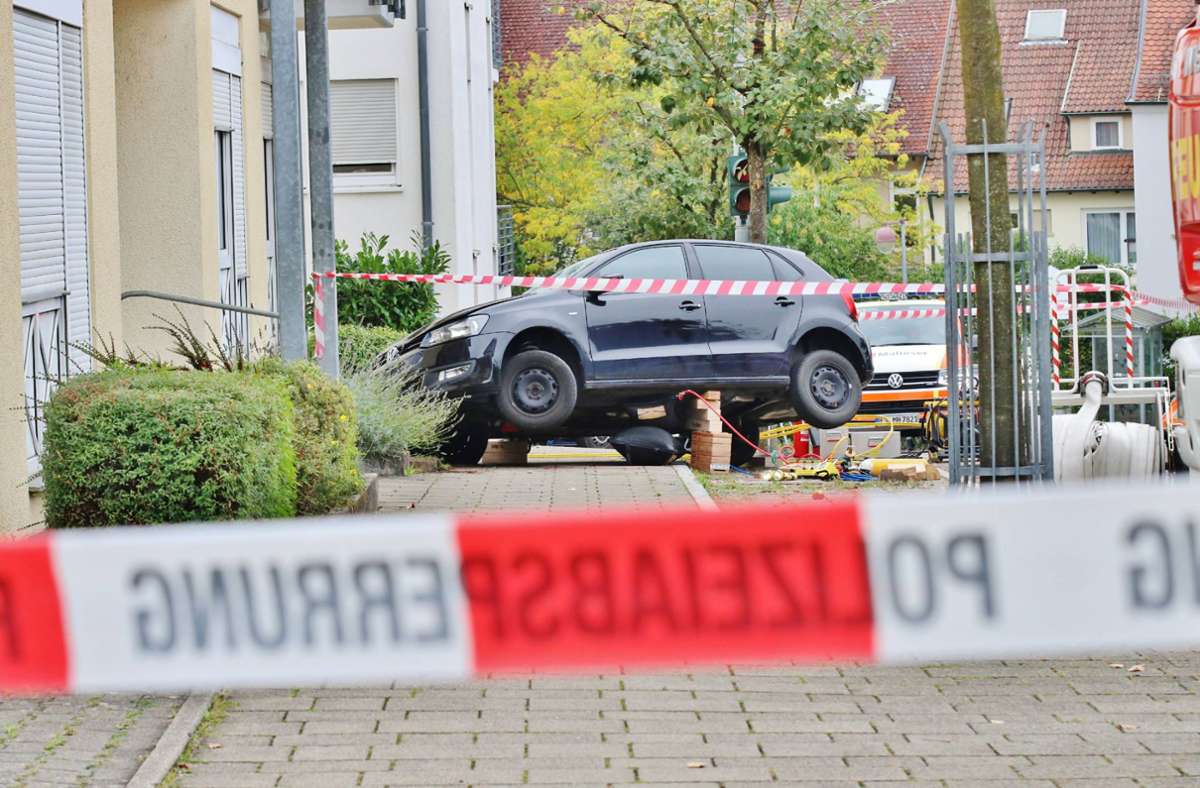 Eine 42-Jährige wurde unter dem Auto eingeklemmt und schwer verletzt. Foto: 7aktuell.de/Kevin Lermer