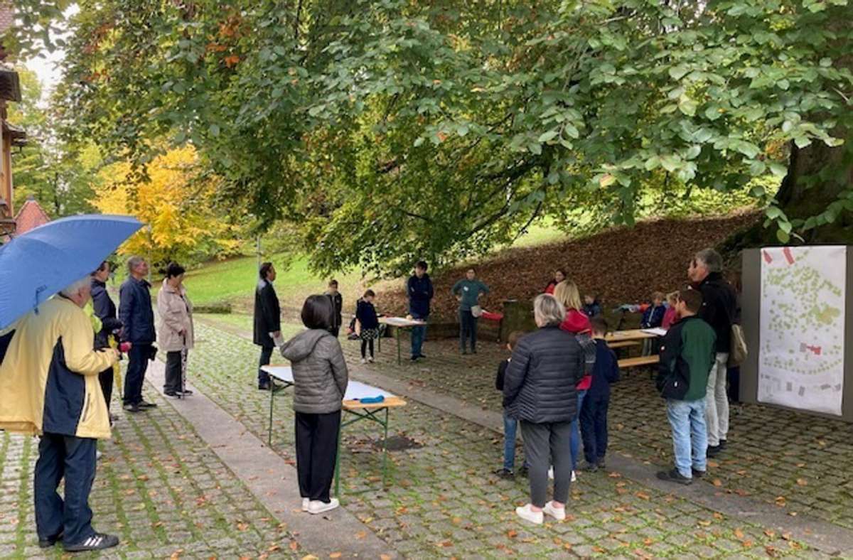 Kinder und Eltern waren in den Schlosspark gekommen, um ihre Ideen für die Spielplatzerneuerung zu sagen. Foto: Bezirksamt Mühlhausen