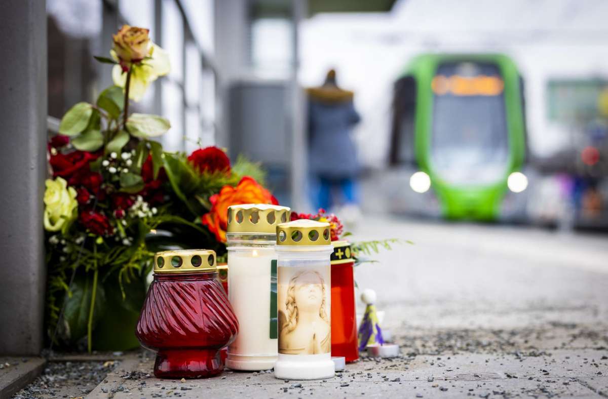 Blumen liegen an der Stadtbahn-Haltestelle, an der der 34-Jährige tödlich verletzt wurde. Foto: dpa/Moritz Frankenberg