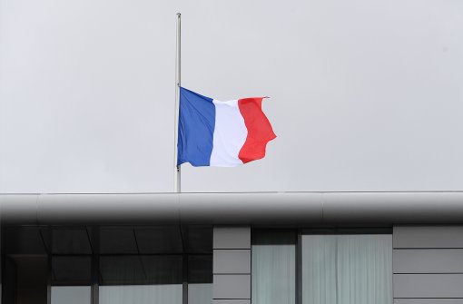 Die französischen Flaggen hängen nach dem Anschlag in Nizza auf halbmast – wie hier in Berlin. Foto: dpa
