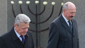 Vor der Gedenkstätte Wachsen mit Erinnerung in Eberswalde stehen Bundespräsident Joachim Gauck (links) und der Bürgermeister von Eberswalde, Friedhelm Boginski (FDP).  Foto: dpa