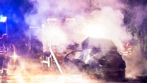 Am Dienstagabend fängt ein Mercedes auf der Heilbronner Straße in Stuttgart-Nord plötzlich Feuer und sorgt in Stuttgart für ein Verkehrschaos.  Foto: www.7aktuell.de | Florian Gerlach