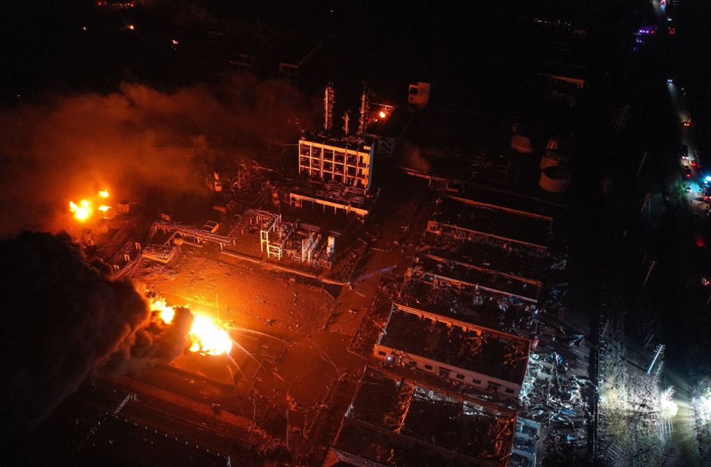 Brand wütet in einem Industriepark. Bei einer Explosion in dem Chemiepark in Ostchina sind mehrere Menschen ums Leben gekommen. Die Explosion wurde wohl durch ein Feuer in einer Düngemittelfabrik ausgelöst.