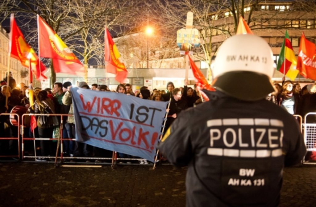 Etwa 500 Personen haben gegen die Pegida-Bewegung am Dienstag in Karlsruhe demonstriert. Ihnen gegenüber standen laut Polizei etwa 200 Pegida-Anhänger.