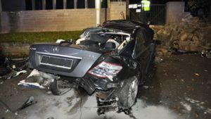 Ein 43-jähriger Mercedes-Fahrer musste am frühen Sonntagmorgen bei einem Verkehrsunfall in Stuttgart-Hedelfingen sein Leben lassen. Foto: Andreas Rosar Fotoagentur-Stuttgart