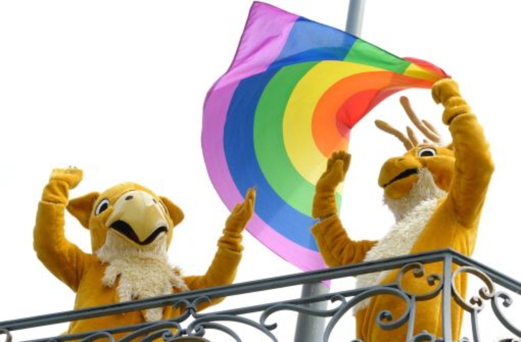 Die baden-württembergischen Wappenfiguren Hirsch und Greif haben das Symbol von Vielfältigkeit und Toleranz gegenüber Homo-, Bi- und Transsexuellen am Freitag auf dem Dach des Finanzministeriums gehisst.