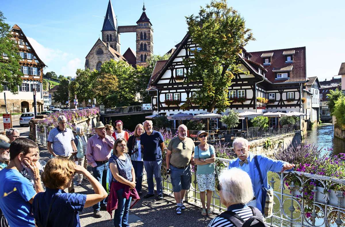 Peter Hövelborn, der ehemalige Esslinger Stadtplaner und Denkmalpfleger,   führte seine 25 Teilnehmer auf altbewährte Weise analog durch Esslingen zum Kesselwasen. Foto: Ines Rudel/Ines Rudel
