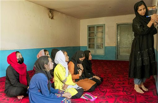 Lernen in der Illegalität: eine private Schule in Kabul. Foto: picture alliance/Abaca/Yaghobzadeh