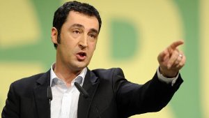 Grünen-Chef Cem Özdemir (Bild) greift an: Er kritisiert Stefan Mappus (CDU) scharf. Foto: dpa