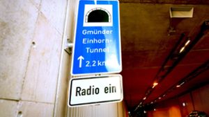 Nicht nur „Radio ein“, sondern auch Augen auf: Im Einhorntunnel gelten für Lkws verschiedene Geschwindigkeiten. Foto: dpa