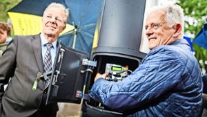 OB Fritz Kuhn (rechts) und Ordnungsbürgermeister Martin Schairer nehmen im Mai 2016 die beiden neuen Blitzer an der Partymeile in Betrieb. Seither werden dort im Minutentakt zu schnelle Autofahrer erwischt. Foto: dpa