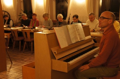 Harald Spindler (am Klavier), der langjährige Chorleiter des MGV Kaltental, hat mit dem Angebot Foto: Vollmer