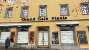 „Hirsch und Greif sanieren für Sie“, steht an den Fenstern des Grand Café Planie. Foto: Uwe Bogen