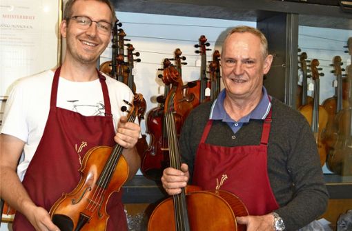 Markus Steinbeck (links) mit einer Geige und Hans-Jörg Homolka mit einem Cello: Die Meister ihres Fachs haben beide Instrumente  in Hunderten von Arbeitsstunden gebaut. Foto: privat/cf