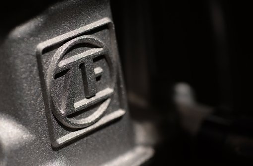 ZF-Logo auf einem Bauteil. Im Lauf des Jahres soll der Zusammenschluss mit dem Konkurrenten TRW erfolgen Foto: dpa