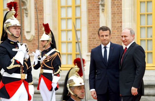 Gleich nach seiner Wahl im Jahr 2017 empfing Macron (2. v. re.)  Putin im Schloss Versailles. Foto: AFP/Geoffroy van der Hasselt