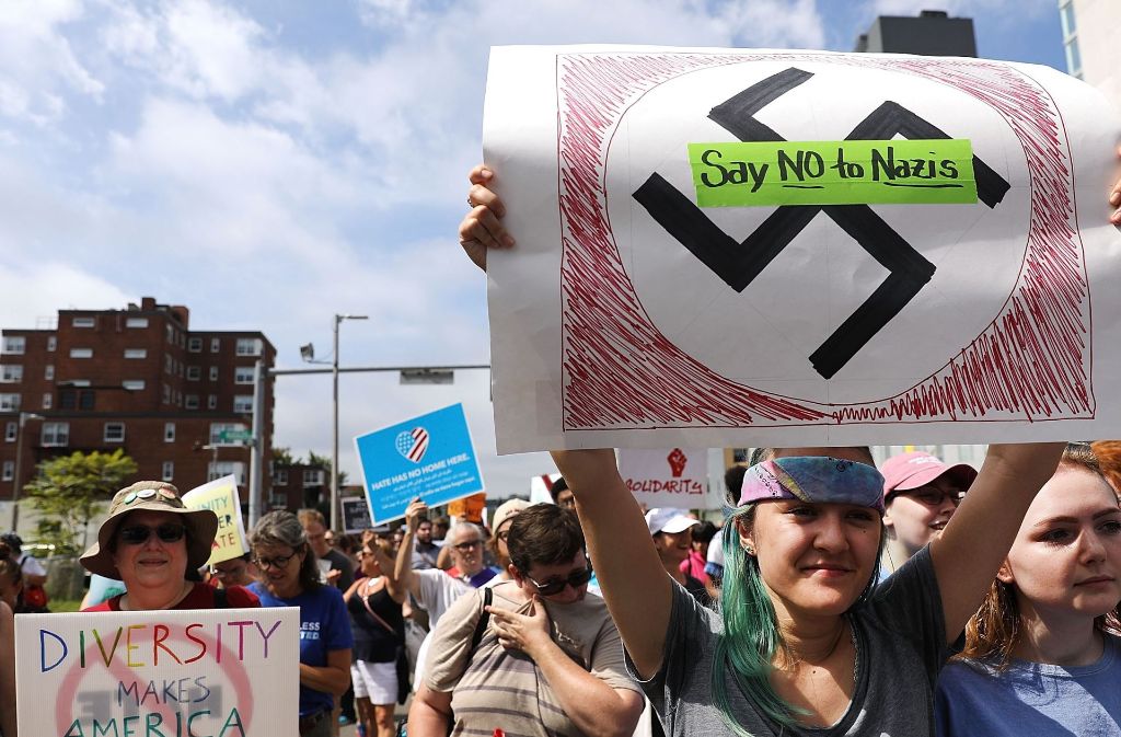 „Sag nein zu Nazis“ steht auf einem Schild, das eine Demonstrantin in Boston in die Höhe hält.