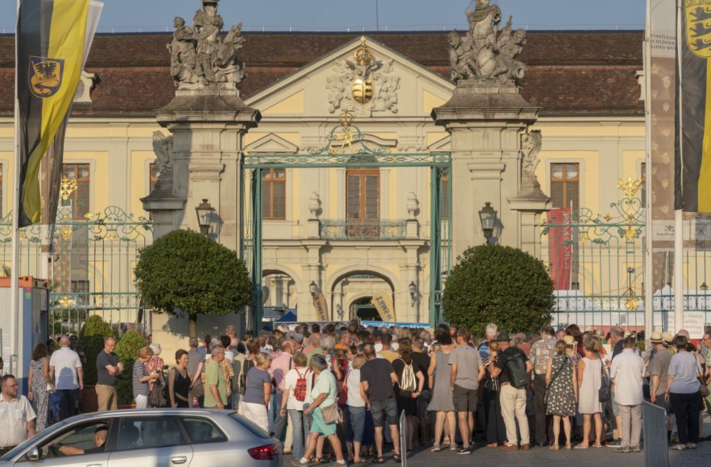 Zu Beginn des Konzerts drängten sich die Besucher vor dem Eingang zum Schloss.