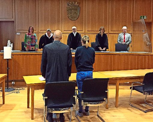 Der Richter Roland Kleinschroth (Mitte) verkündet das Urteil im Strafprozess gegen die 30-Jährige. Foto: dpa