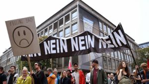 Demonstranten in München äußern ihre Meinung zur Flüchtlingspolitik der CSU. Foto: dpa