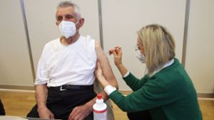 Der 87-jährige Franz Schnalke war der Erste, der geimpft wurde. Foto: Ralf Poller/avanti