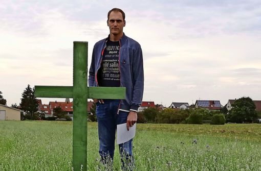 Der Plieninger Landwirt Michael Gehrung will mit grünen Kreuzen seinen Protest gegenüber dem Volksbegehren „Rettet die Bienen“ zum Ausdruck bringen. Foto: Veronika Kanzler