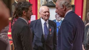 Massimiliano Pironti (links) mit Arek Hersh und Prinz Charles im Januar diesen Jahres in der Queen’s Gallery im Buckingham Palace. Im Hintergrund sieht man das Gemälde, das Pironti gemalt hat. Wie eindrucksvoll Pironti malt, sehen Sie in unserer Bildergalerie. Foto: News UK/ARTHUR EDWARDS
