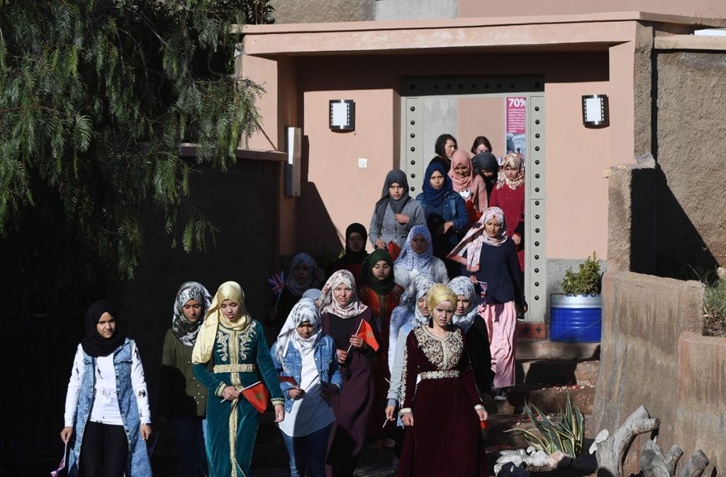Junge Marokkanerinnen warten auf die Ankunft des Paares.