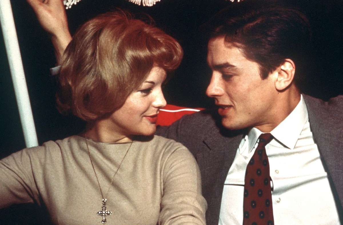 Romy Schneider und Alain Delon als verlobtes Paar um 1960 auf einer Hollywoodschaukel
