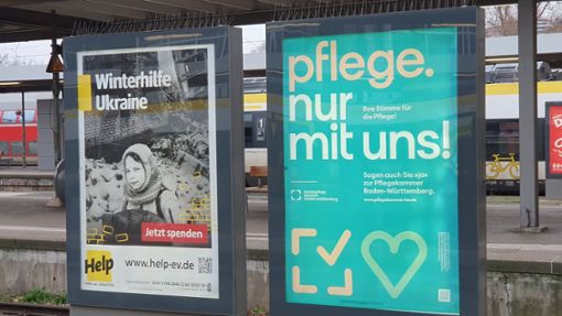 Das Plakat der neuen Kampagne für die Landespflegekammer – hier am Stuttgarter Hauptbahnhof. Foto: Matthias Schiermeyer
