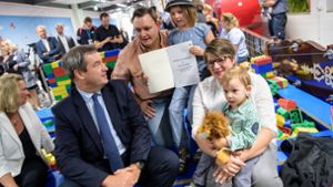 Demonstrativ in Zeiten des Wahlkampfes: Ministerpräsident Markus Söder (vorne links, CSU), übergibt Bewilligungsbescheide für das bayerische Familiengeld. Foto: dpa