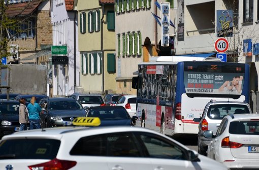 Die Stadt will Bussen mehr Vorrang einräumen, damit sie nicht im dichten Verkehr stecken bleiben. Das gehört zum neuen Konzept dazu. Foto: Norbert J. Leven