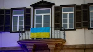 Das Herrenberger Rathaus zeigte Flagge. Der Krieg in der Ukraine wirft seinen langen Schatten auch auf den Haushalt der Gäustadt – die Preise sind dadurch gestiegen. Foto: Eibner