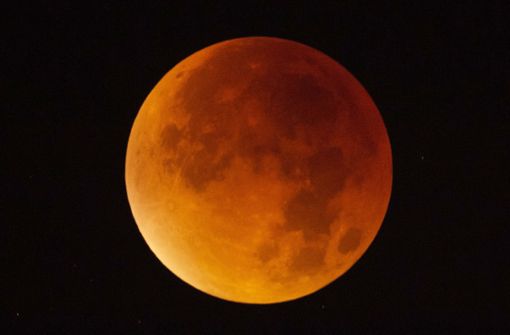 Bei einer totalen Mondfinsternis wird der Mond allerdings nicht etwa vollständig schwarz, sondern er leuchtet kupferfarben bis orangerot. Foto: dpa