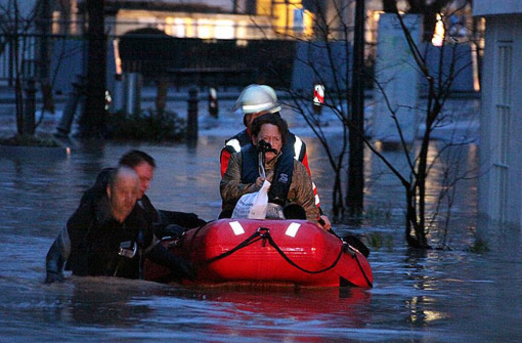 Per Boot wurden viele Anwohner in Backnang aus ihren überfluteten Häusern befreit.