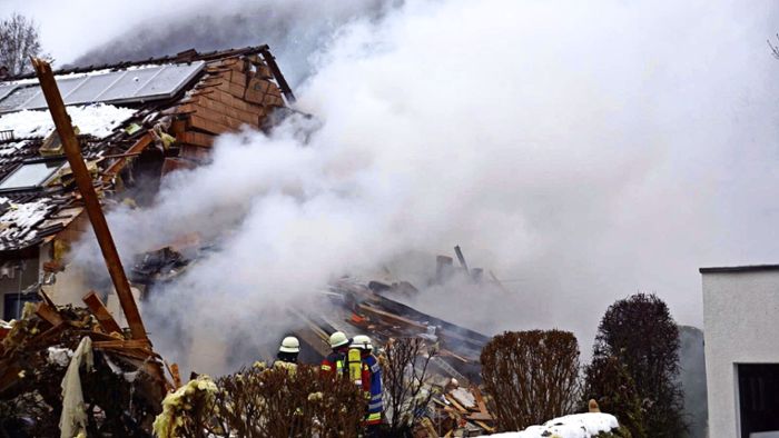 Wohnhaus brennt nach Explosion – Eine Person schwer verletzt